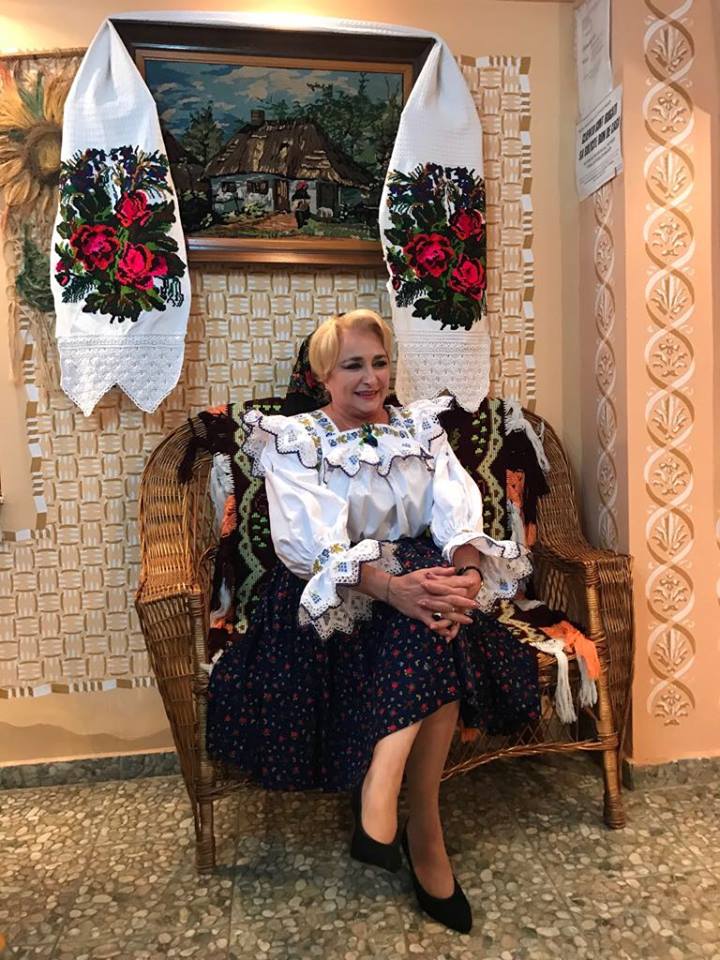 Atunci și Acum: Viorica Dăncilă, campanii pe tocuri, pe ulițele satului și iubitoare a portului tradițional