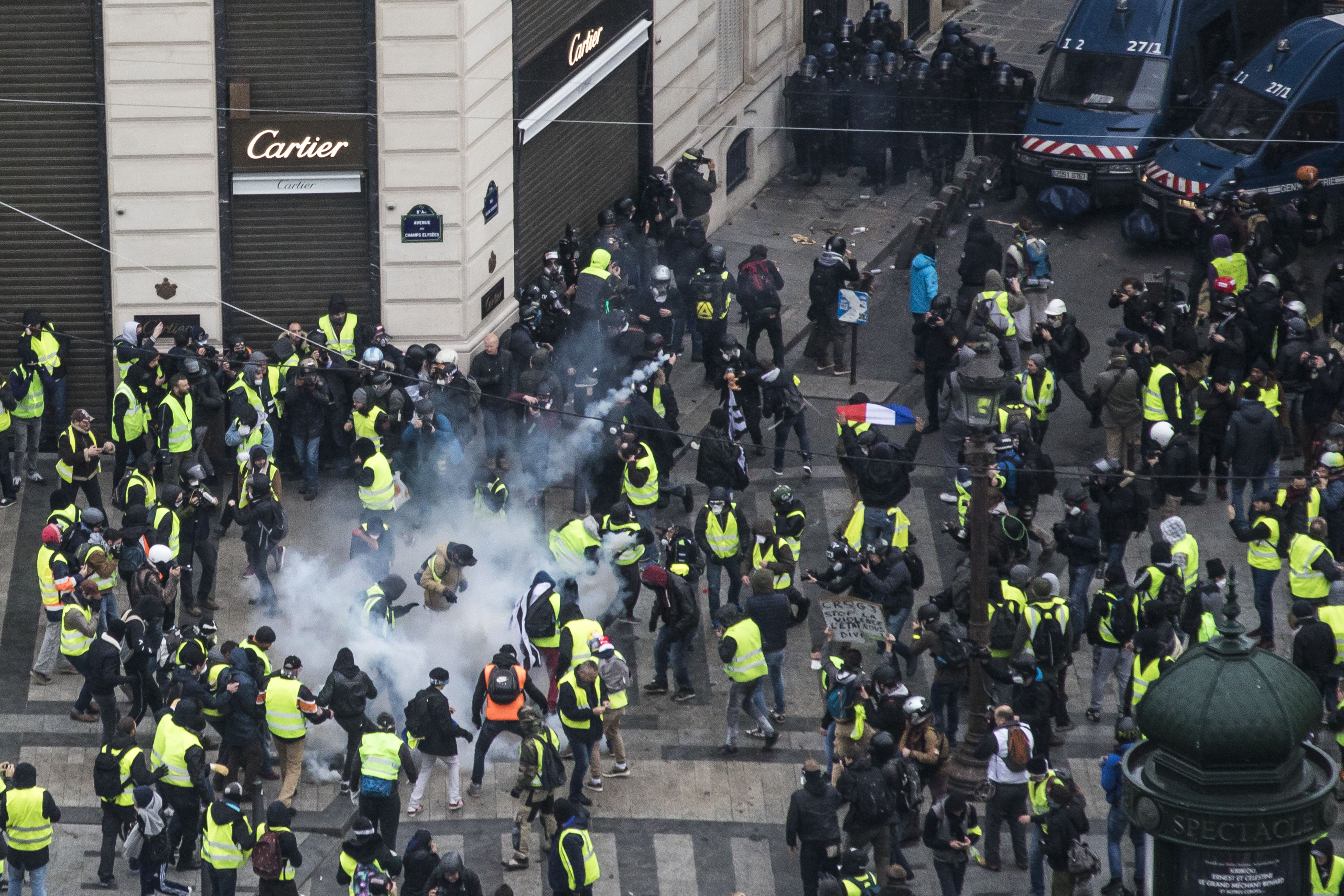 Mărturiile unor români stabiliți în Franța despre protestele din Paris. "Este o situație critică"
