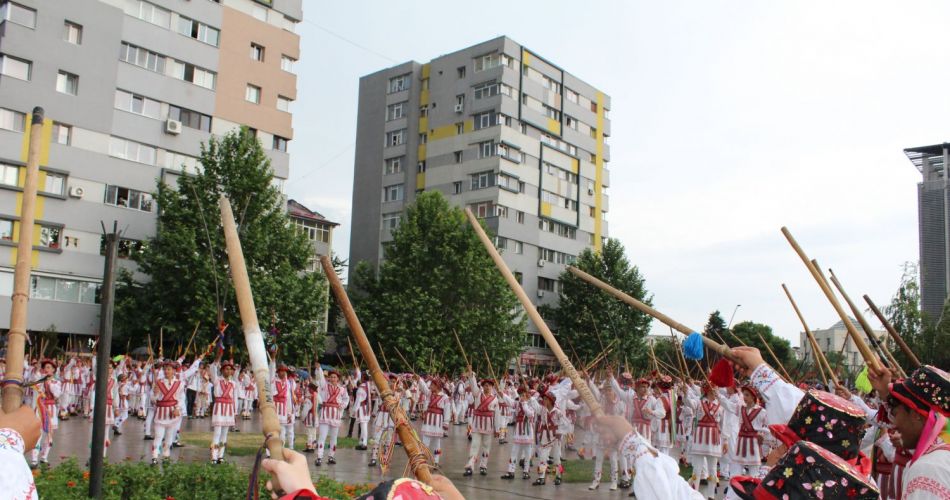 Peste 1.000 de călușari au dansat în Slatina. Oltenii vor să intre în Cartea Recordurilor