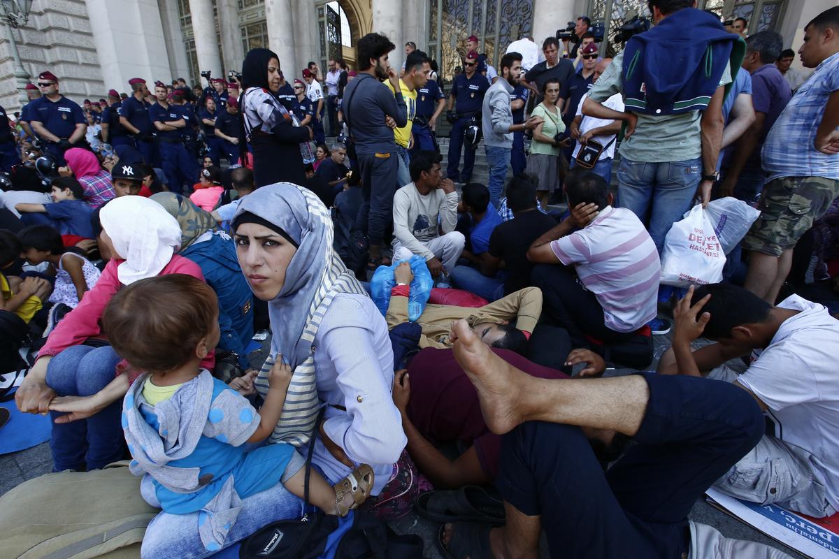 Corespondenţă din UngarIAD! Budapesta e sub asediul miilor de refugiați, iar autoritățile maghiare par să nu mai le facă față. ^Nu doar gara Keleti, epicentrul mulțimii care a venit să-și găsească un trai uman în Europa, e ocupată. Parcurile din jurul arenei pe care se va juca sunt pline de sirieni și de afgani. Nimic nu e ce pare, nimic nu mai e sigur. Se va juca și fotbal aici?