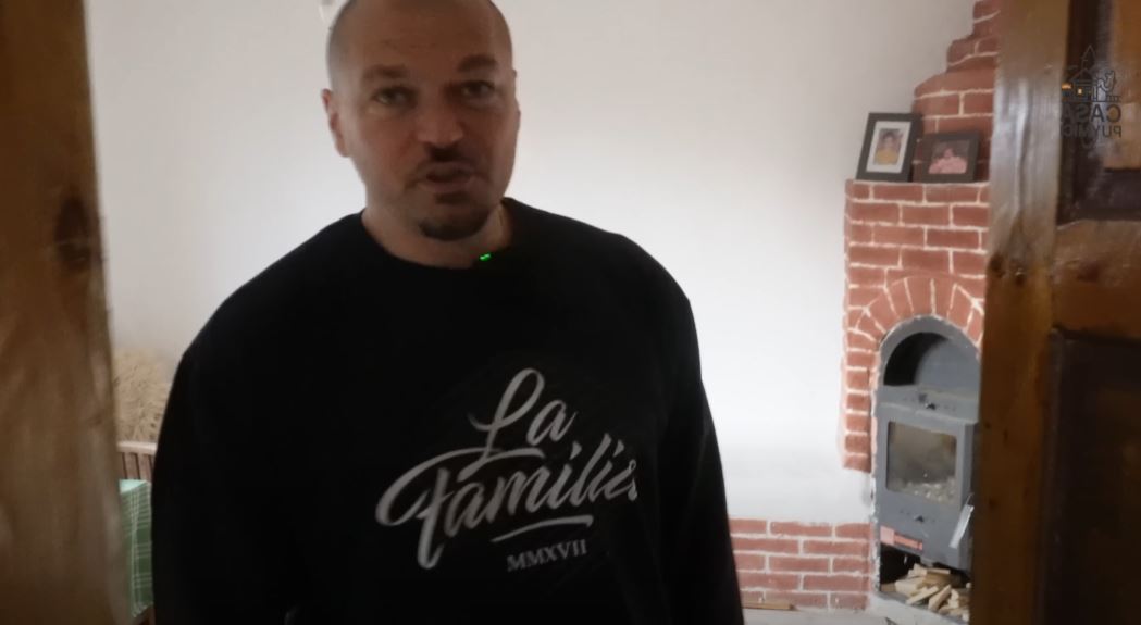 Imagini cu casa de la țară a lui Puya, după ce a renovat-o complet: „Se pot construi case și din resturi găsite”