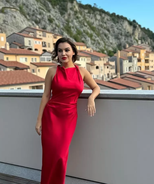 Romina Gingașu, apariție spectaculoasă alături de Nicole Cherry. Cât a costat ținuta purtată de soția afaceristului Piero Ferrari