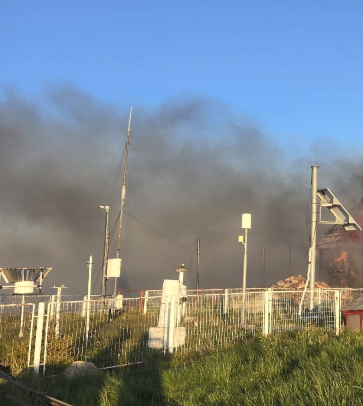 Staţia meteorologică de pe Vârful Vlădeasa din Cluj a ars într-un incendiu: „Extinderea focului, amplificată de vântul puternic de la cota 1.800”