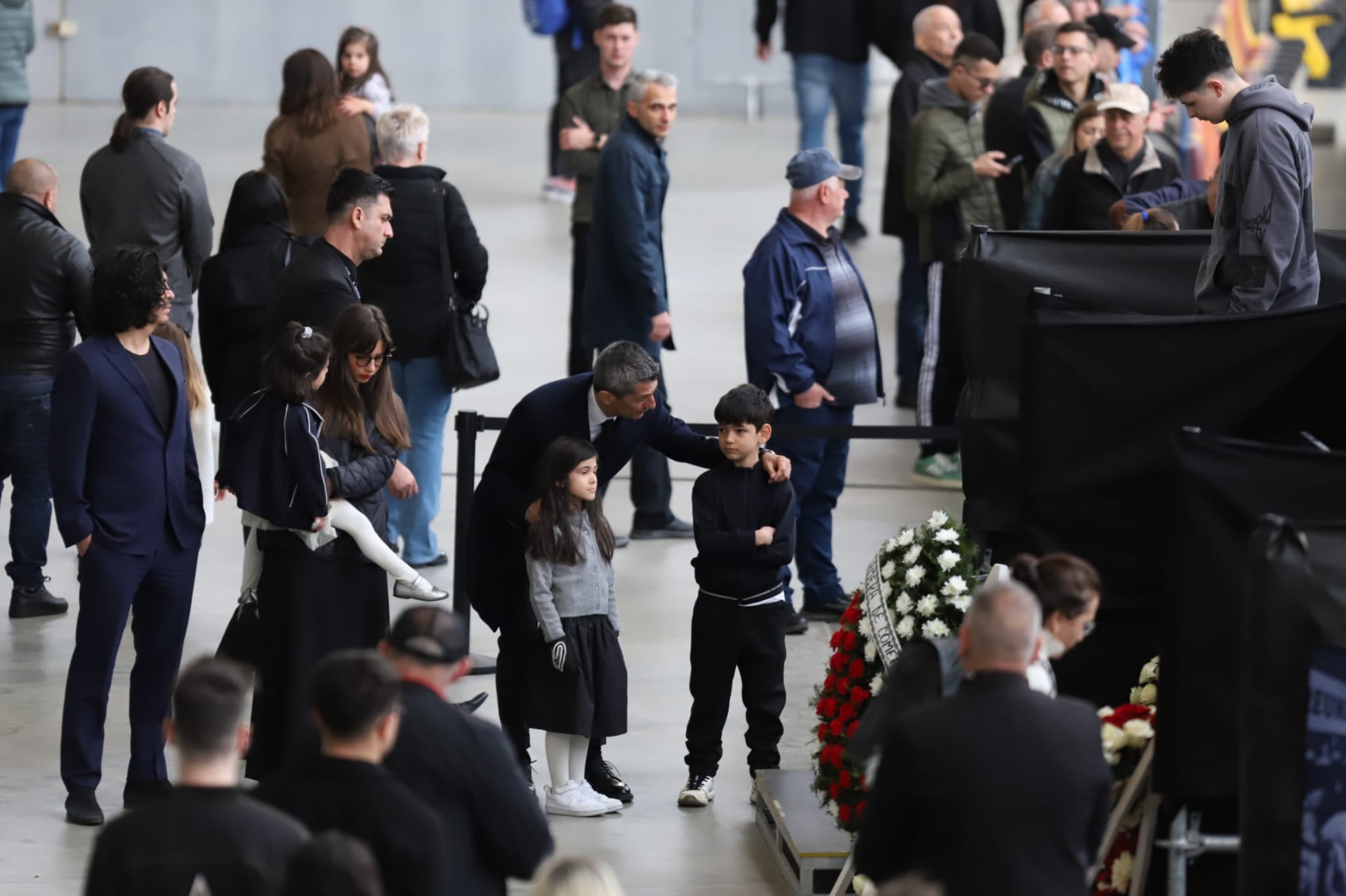 Livetext Mii de români își iau adio de la Mircea Lucescu la Arena Națională înainte de funeraliile cu onoruri militare / „Leucemia i-a provocat și grăbit sfârșitul”