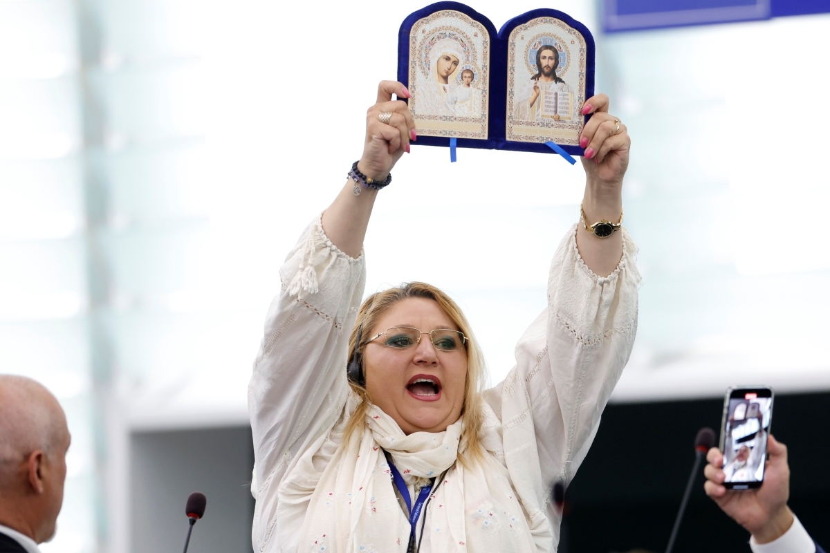 Diana Șoșoacă vrea să revină în cursa pentru Parlament și își depune candidatura pentru Senat 
