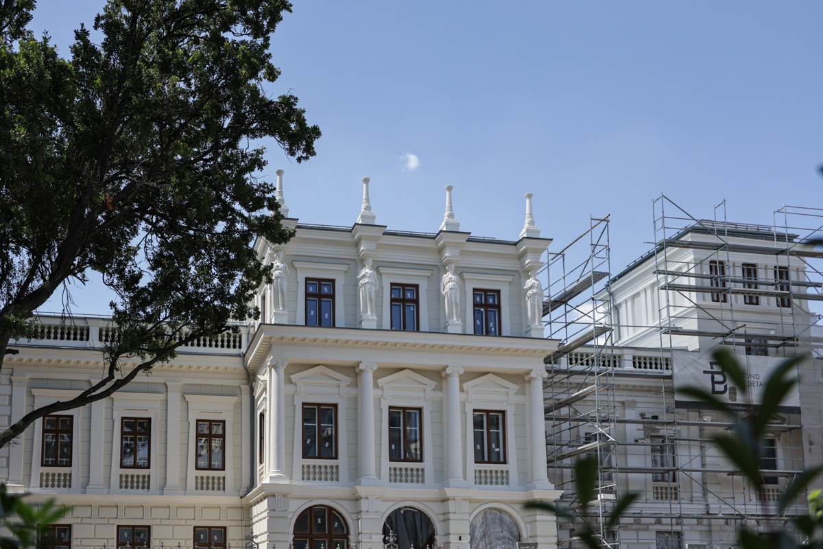 Renovarea Palatului Știrbei se apropie de final. „Bijuteria” de pe Calea Victoriei a revenit la gloria de odinioară