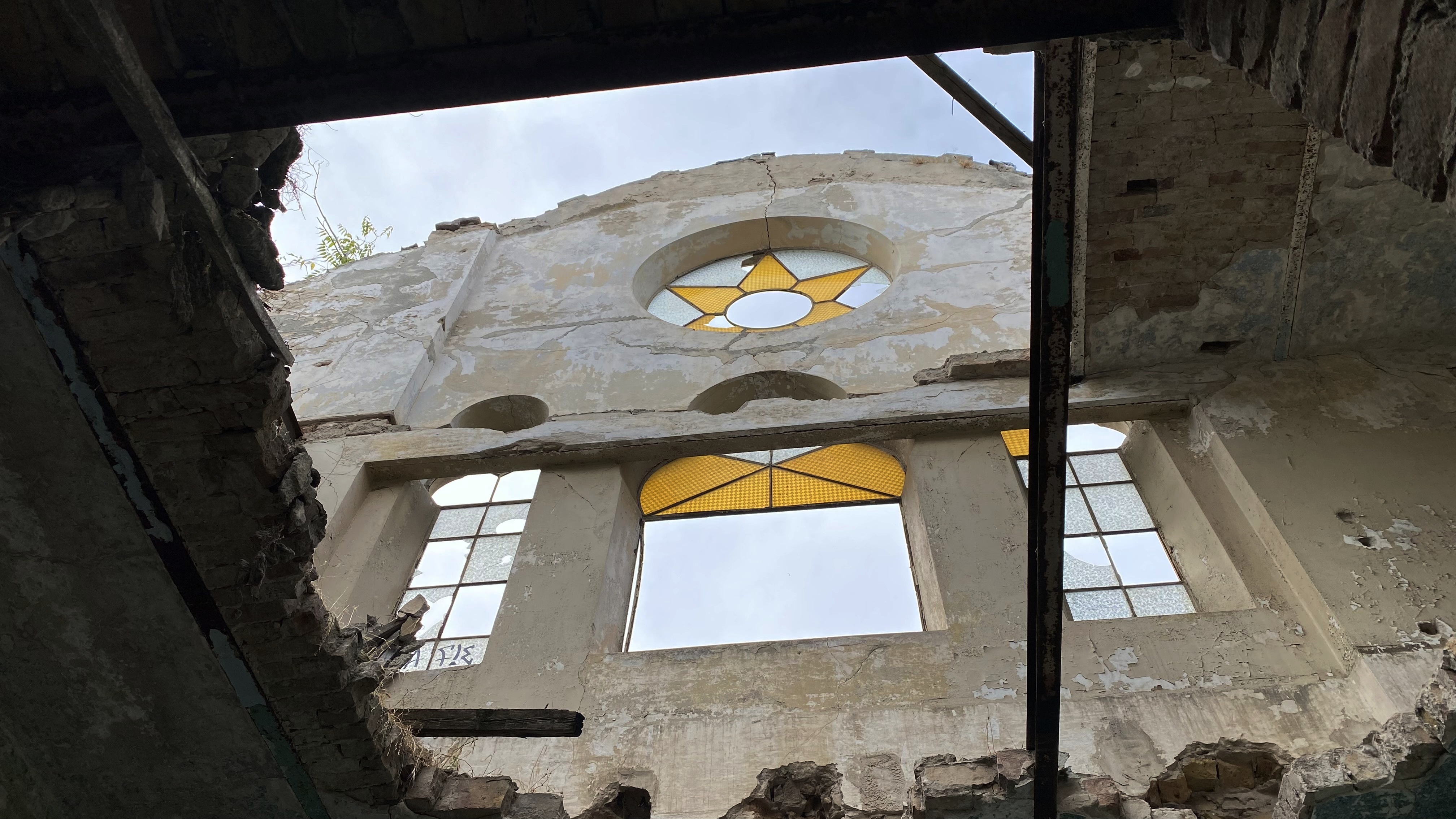 Sinagoga din Constanța, ruina de la malul mării. Clădirea comunității evreiești e în pericol de prăbușire, dar urmează să fie readusă la viață cu două milioane de euro