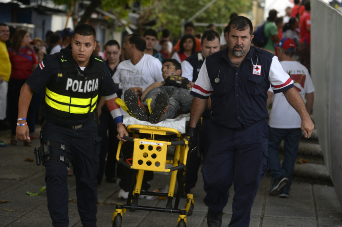 FOTO / Imagini şocante cu suporteri costaricani!!! S-au tăiat între ei!