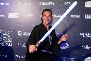 Două fete cucuiete. Jucătoarele de tenis din România au simulat Războiul Stelelor
