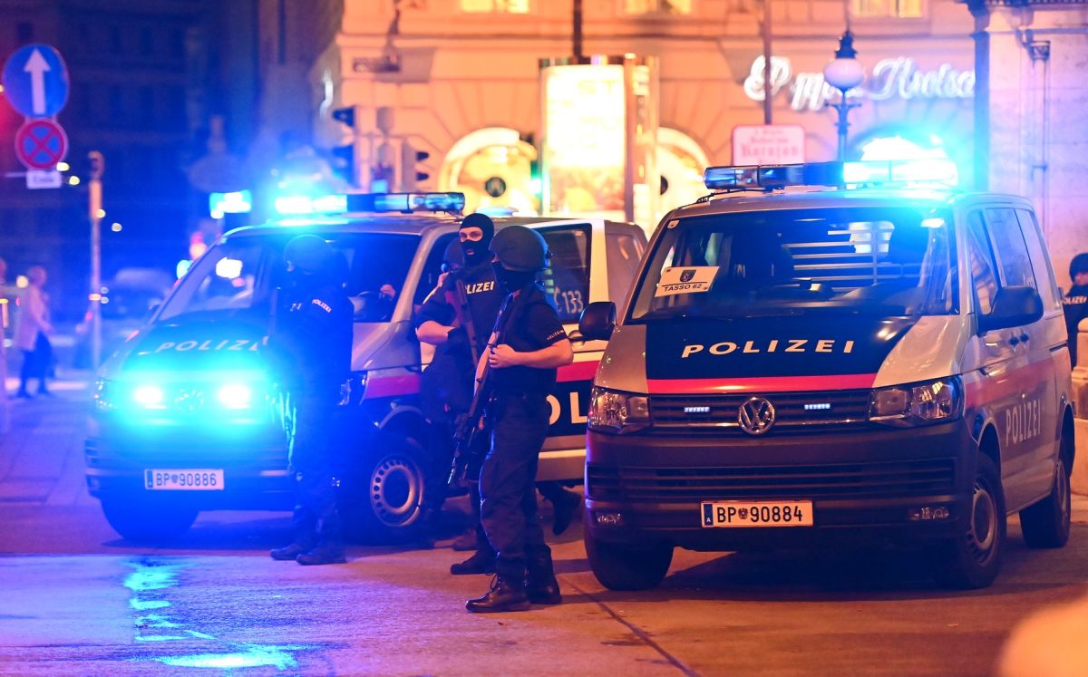 Mărturia unui român aflat în zona atacului terorist din Viena: “Am auzit de la balcon. Am crezut că sunt artificii, dar erau focuri automate intense”