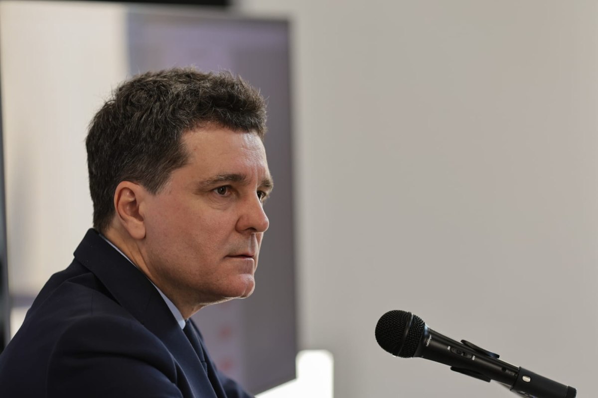 Nicușor Dan se plânge că nu poate să își folosească rețelele de socializare și se teme: „Sunt invadate de sute de mii de conturi false”