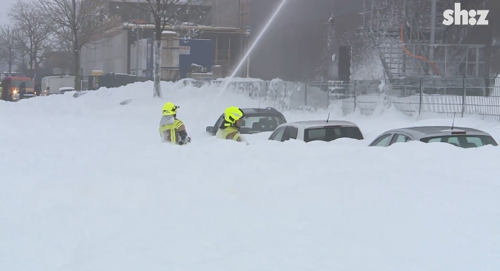 Străzi inundate cu 5 metri de spumă pentru stingerea incendiilor, în Germania. Operațiunile de salvare au durat 3 ore | VIDEO
