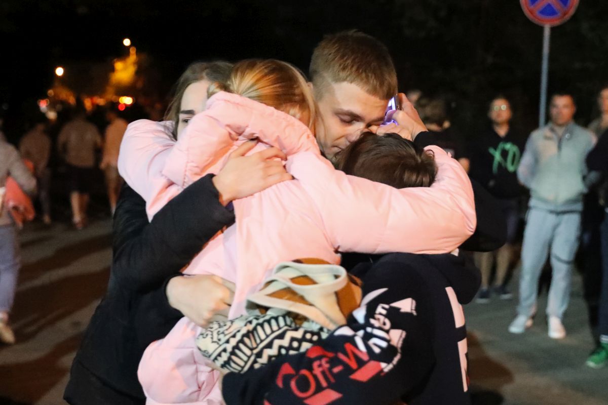Electrocutați, bătuți, arși cu țigara. Protestatarii din Belarus și-au povestit calvarul din închisorile lui Lukașenko: ”Am crezut că ne îngroapă aici”