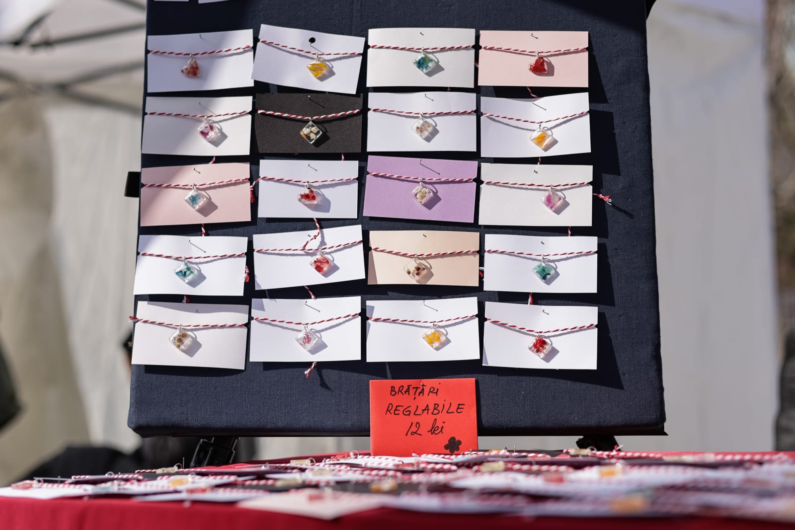 De la mărțișoare handmade la adevărate bijuterii din aur și argint: ce prețuri găsești la Târgul Mărțișorului 2026