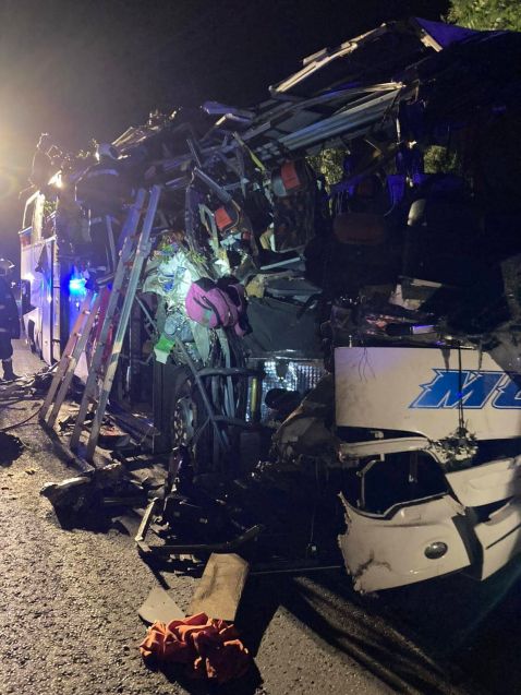 Imagini teribile cu autocarul românesc implicat în accident în Bulgaria. Bucăți din vehicul au rămas agățate de un copac