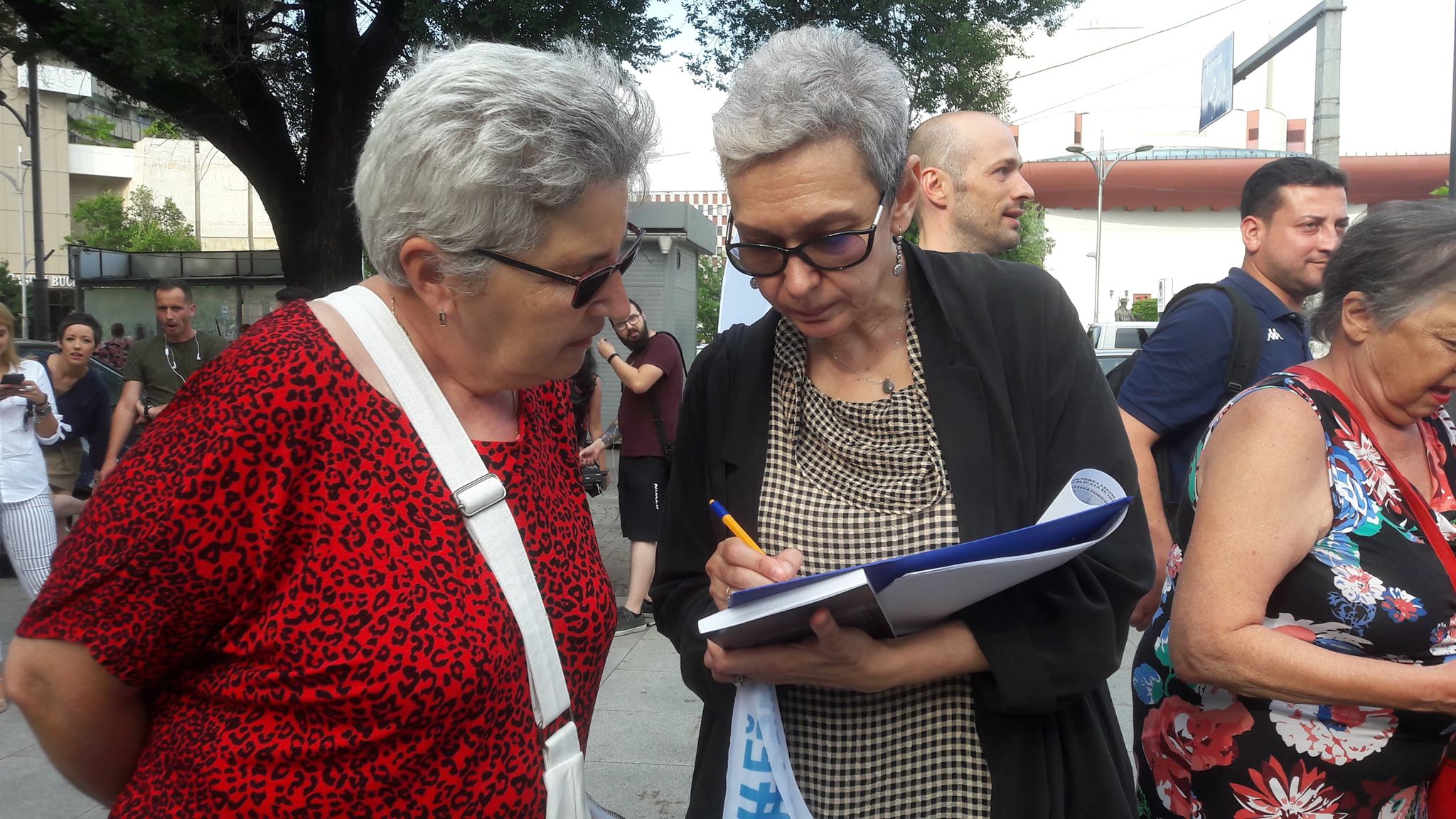 FOTO&VIDEO/ Actorii din București au ieșit în Piața Universității pentru campania #FaraPenali. Oana Pellea și Victor Rebengiuc au făcut primele declarații