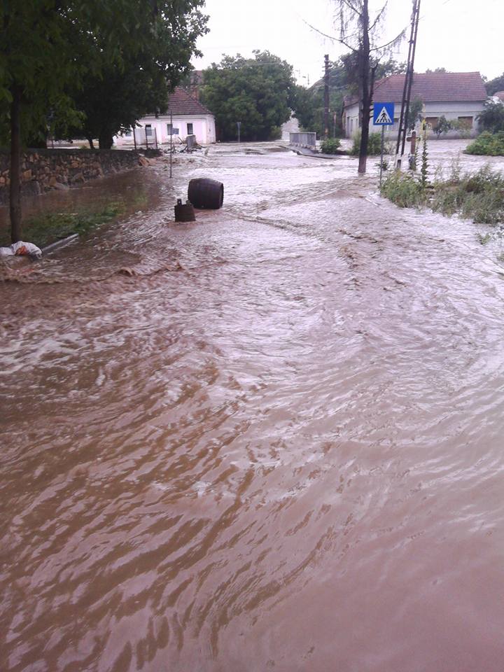 Dezastru în țară din cauza furtunilor! Zeci de oameni evacuați din calea apelor