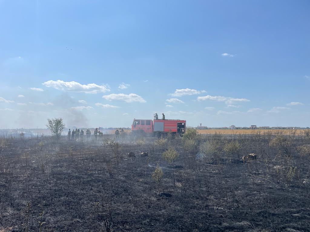 Un nou incendiu la marginea Bucureștiului. S-a manifestat pe o suprafață mare cu degajări mari de fum