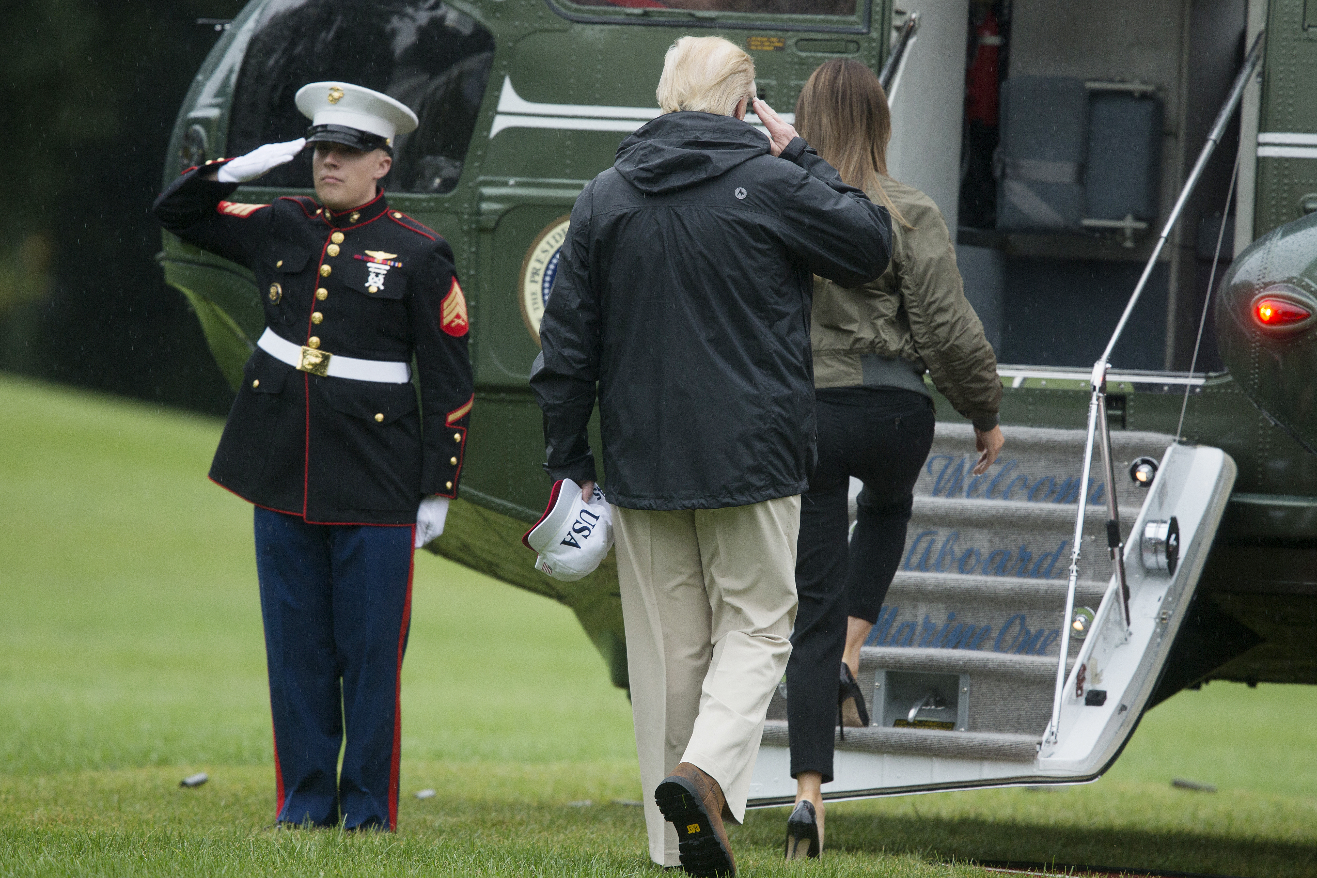 FOTO| Fashion Police: Melania Trump a mers încălțată cu pantofi stiletto la inundații în Texas