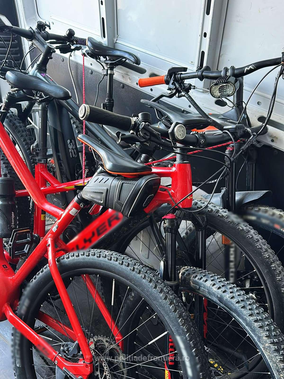 Un român transporta opt biciclete electrice în valoare de 20.000 de euro, căutate în Austria. Polițiștii i-au confiscat „marfa”