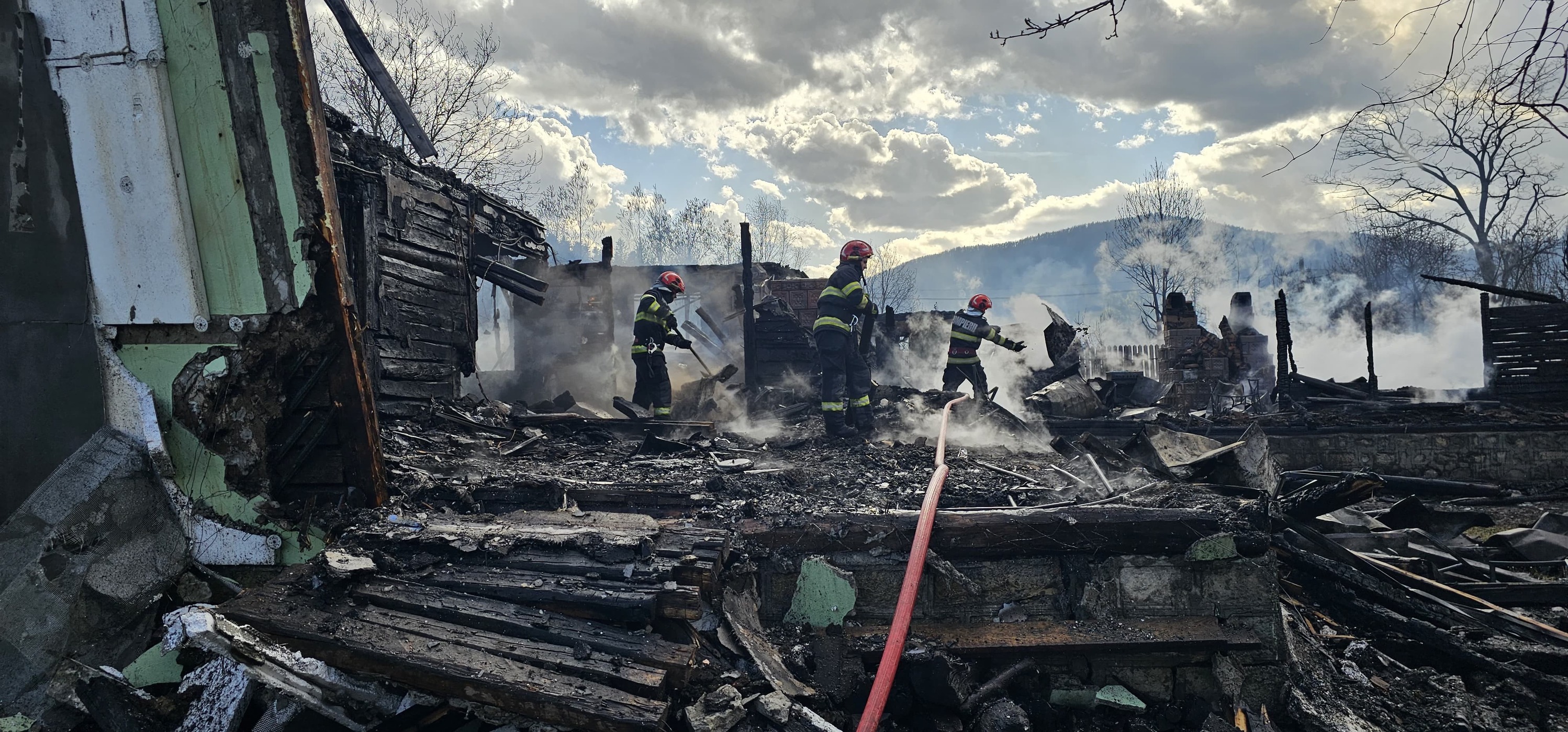 Noi imagini cu dezastrul lăsat în urmă de incendiul devastator din Soveja, în Vrancea: „Situația este critică"