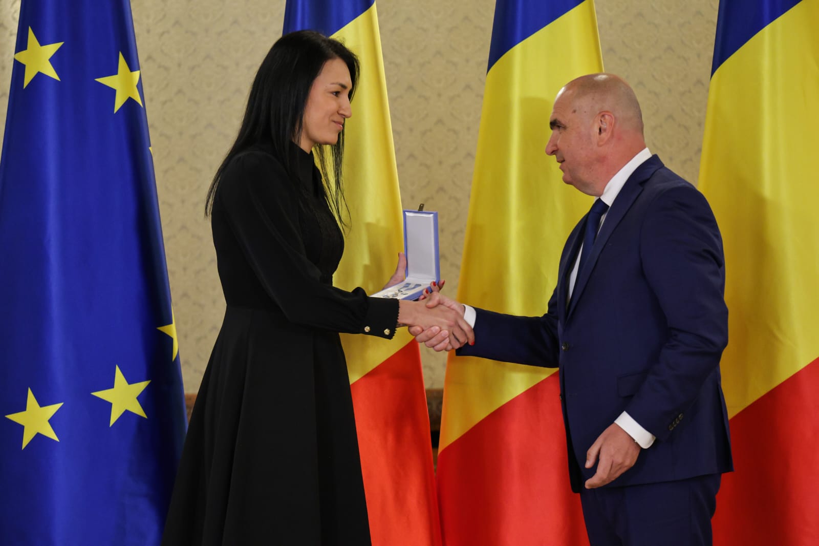 Cristina Neagu, în negru din cap până în picioare când a fost decorată de Ilie Bolojan. Cât costă geanta pe care a asortat-o la rochia elegantă
