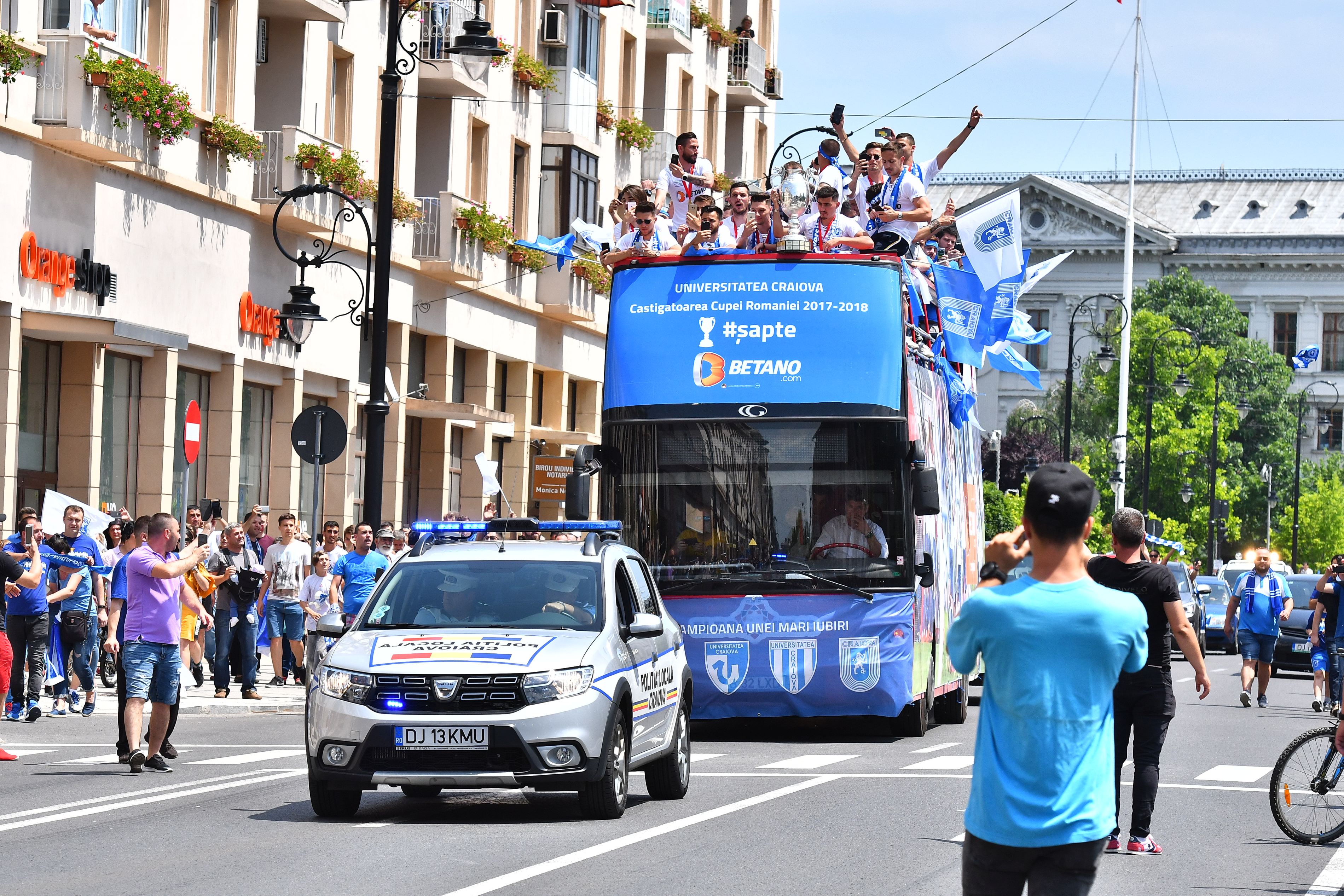 Cupa României a ajuns la Craiova. Circa 7.000 de fani au sărbătorit cu fotbaliștii Universității / GALERIE FOTO&VIDEO