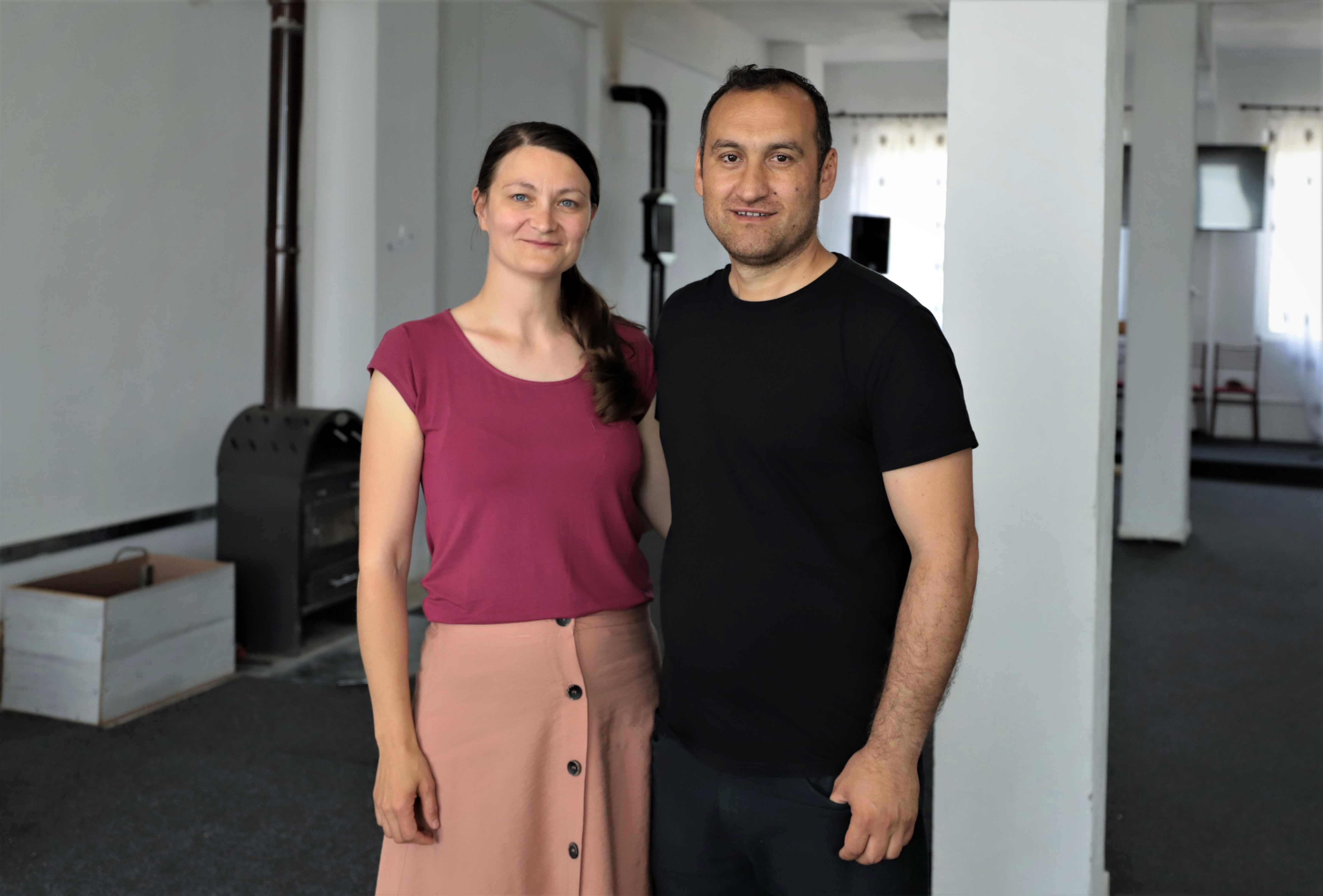 REPORTAJ. Un polițist din Mureș a pus mâna pe chitară, ca să le arate copiilor drumul cel bun: „Planul e să învețe o limbă străină, să cânte la un instrument, să scrie”