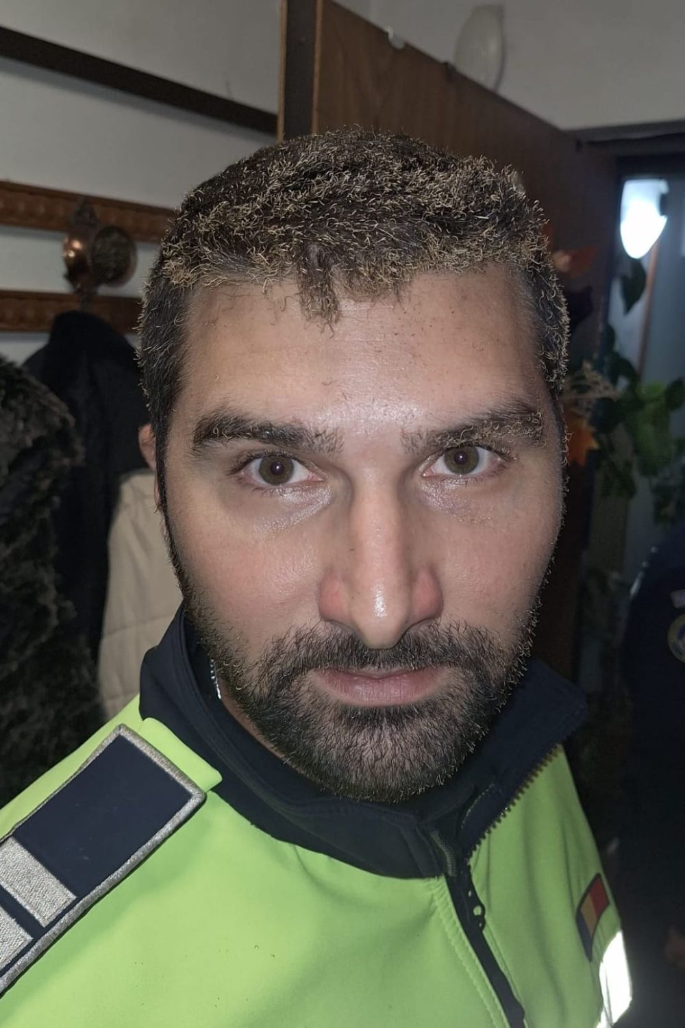 Doi polițiști din București au spart ușa unui apartament și au salvat din foc patru oameni: „Cu prețul vieții au intrat și au reușit să scoată o femeie”