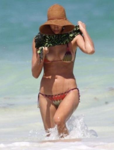 Ce a pierdut Cristiano Ronaldo! Irina Shayk a făcut senzație pe plajă / GALERIE FOTO HOT