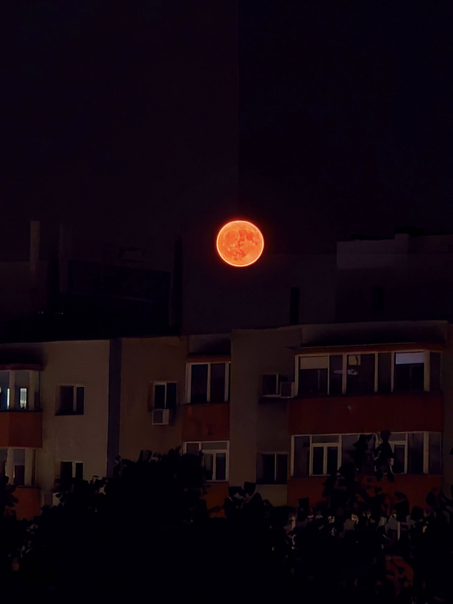 Cum s-a văzut „Luna Căpșună” pe cerul României. Imaginile impresionante din toată țara