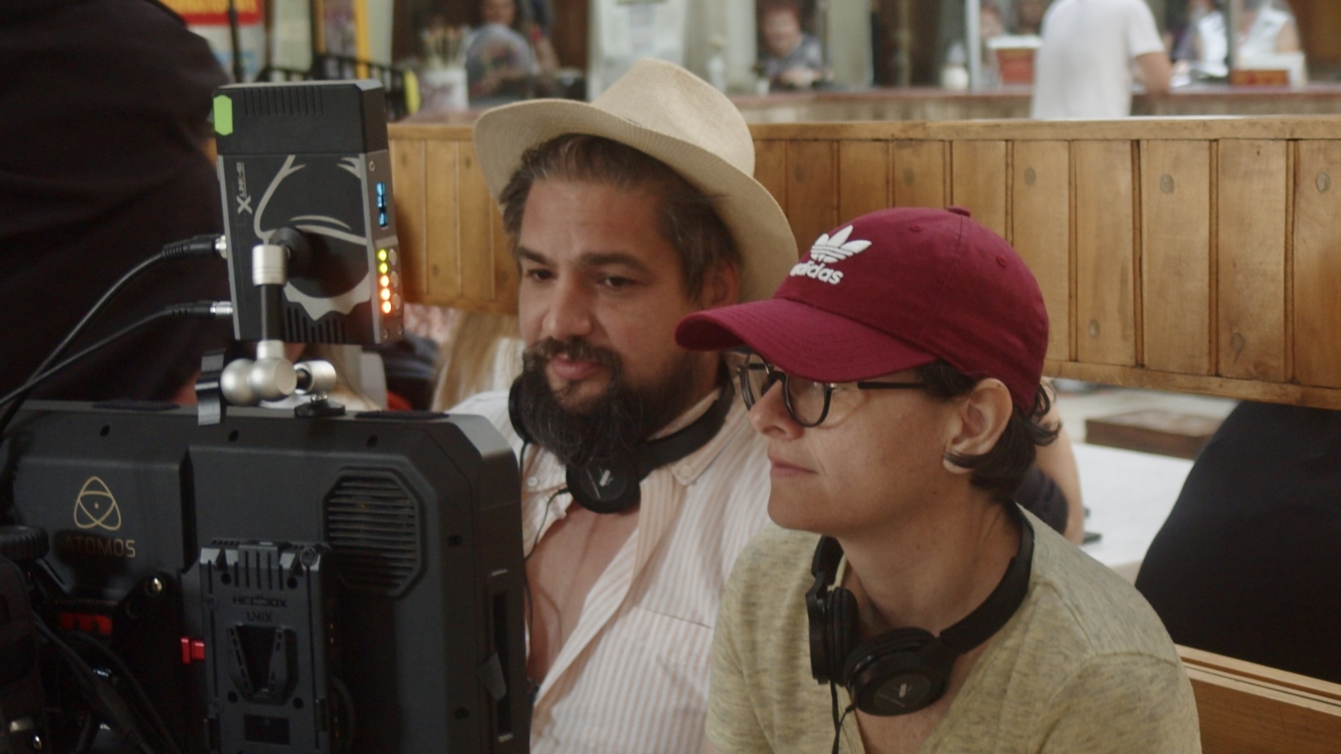 Lora și Emil Rengle, actori în producția „Ca fetele”, ce va avea lansarea în cinematografe în această toamnă. Ce nume mari mai fac parte din distribuție