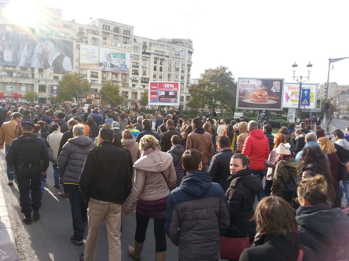 Un an de la Colectiv. Peste 5.000 de oameni s-au recules în fața clubului. Moment emoționat la ora 22.32