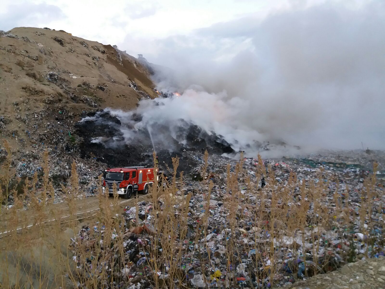 GALERIE FOTO & VIDEO | Incendiu la groapa de gunoi a orașului Brașov