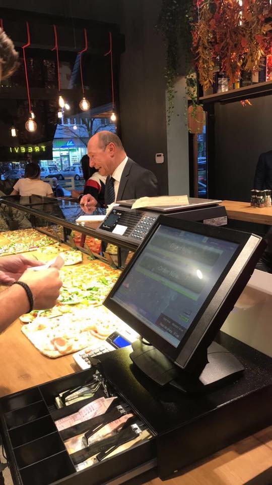 Traian Băsescu, la pizza la "ginerele" lui. Iubitul Elenei Băsescu și-a deschis local în buricul Bucureștiului | FOTO