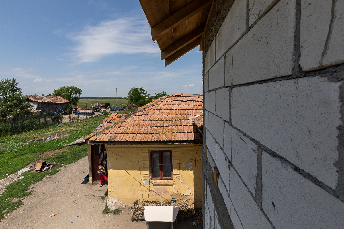 Crește casa lui Georgică. Băiatul de 16 ani din Dâmbovița care vindea bălegar pentru a-și ridica un cămin a petrecut prima noapte sub propriul acoperiș. Mai are nevoie de ajutor ca s-o termine