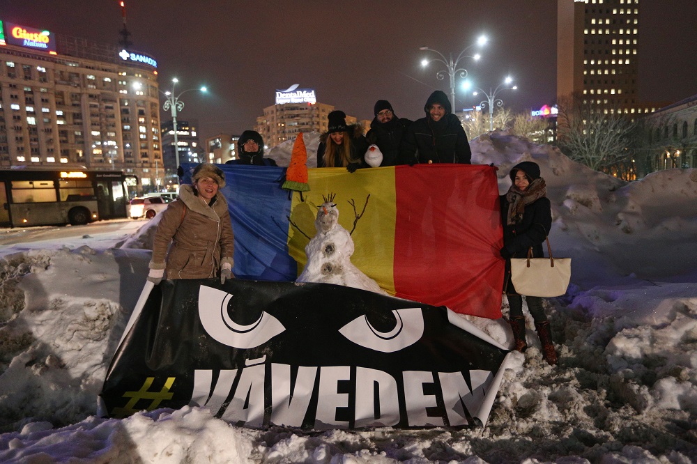 FOTO| Protest în Piața Victoriei cu oameni de zăpadă