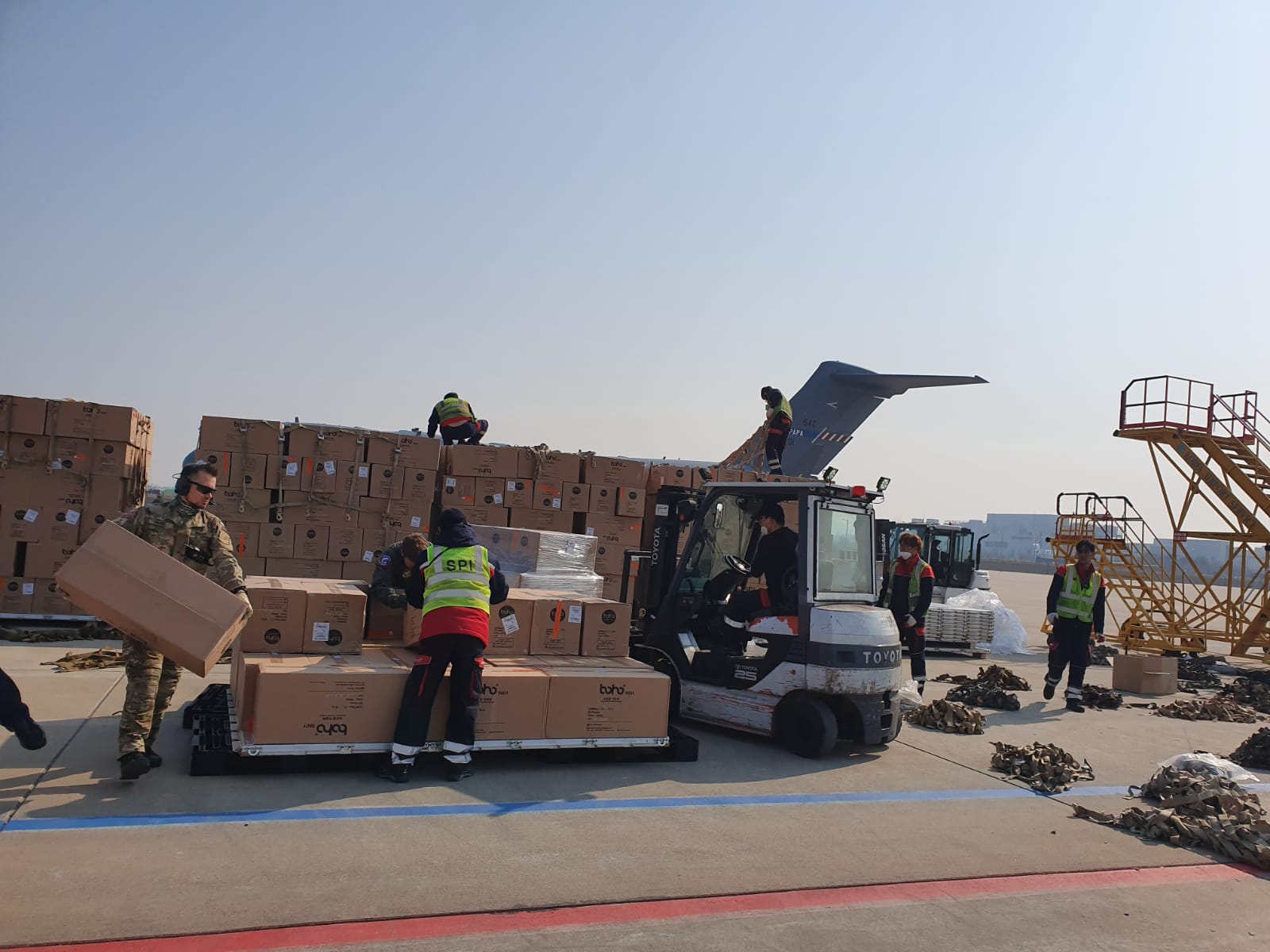45 de tone de echipamente medicale din Coreea de Sud, sosesc, joi, cu o aeronavă NATO