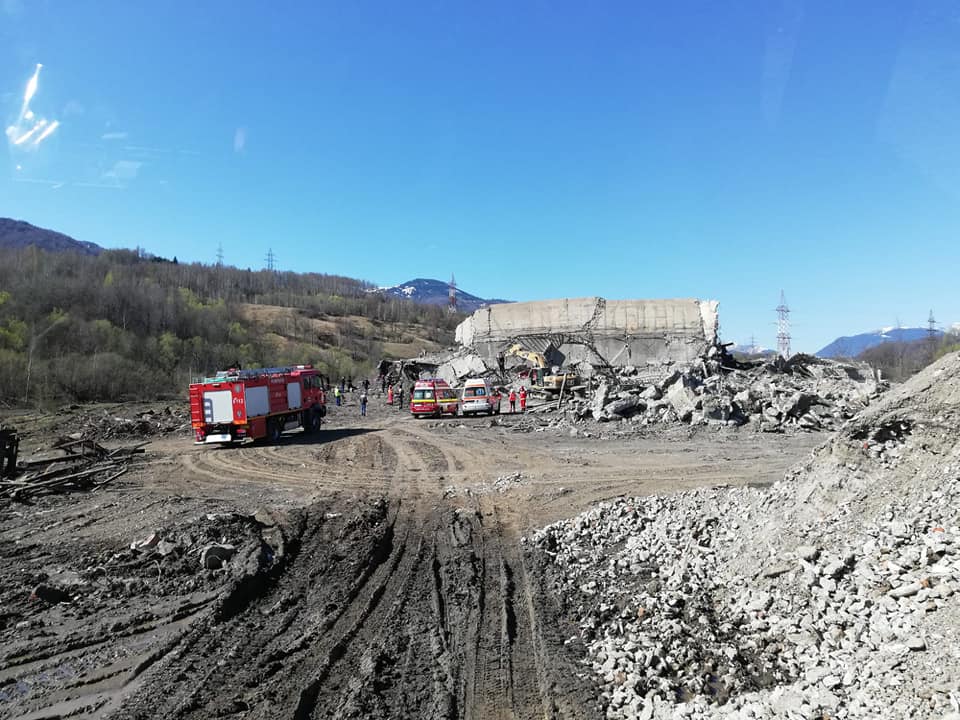 UPDATE | Cei doi muncitori prinși sub dărâmături la mina Uricani au fost găsiți decedați