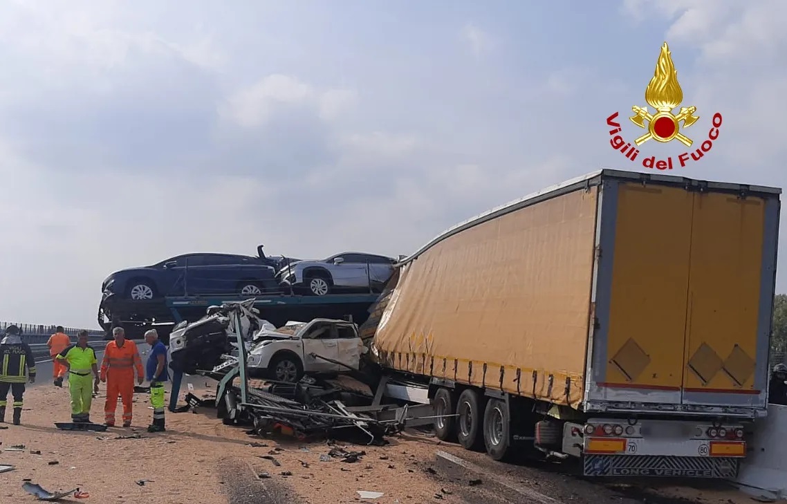 Șofer român de TIR mort, strivit în cabină într-un accident cumplit cu patru camioane, pe viaductul Tagliamento, în Italia