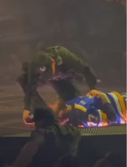 Post Malone a căzut pe scenă în timpul unui concert. Artistul a avut nevoie de intervenția medicilor