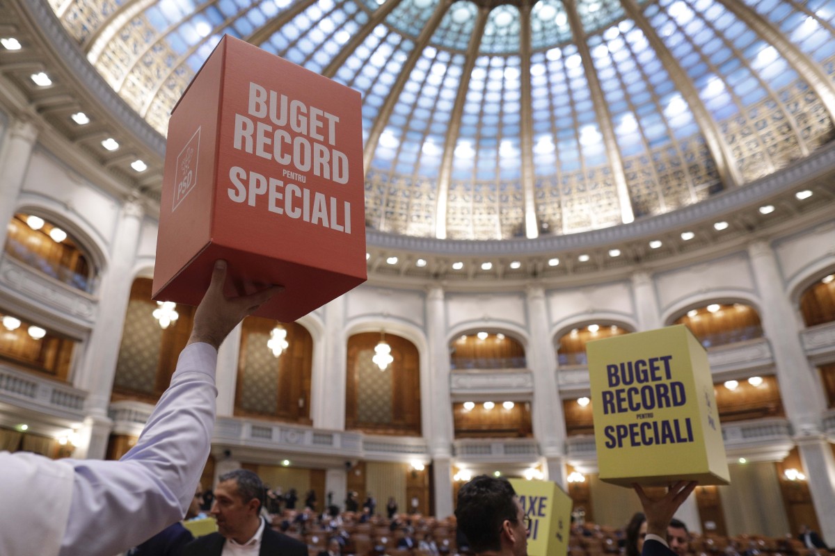 Discursul lui Ciolacu de la dezbaterea bugetului, întrerupt de protestul AUR și USR: „Inadmisibil ca românii să plătească taxe noi”
