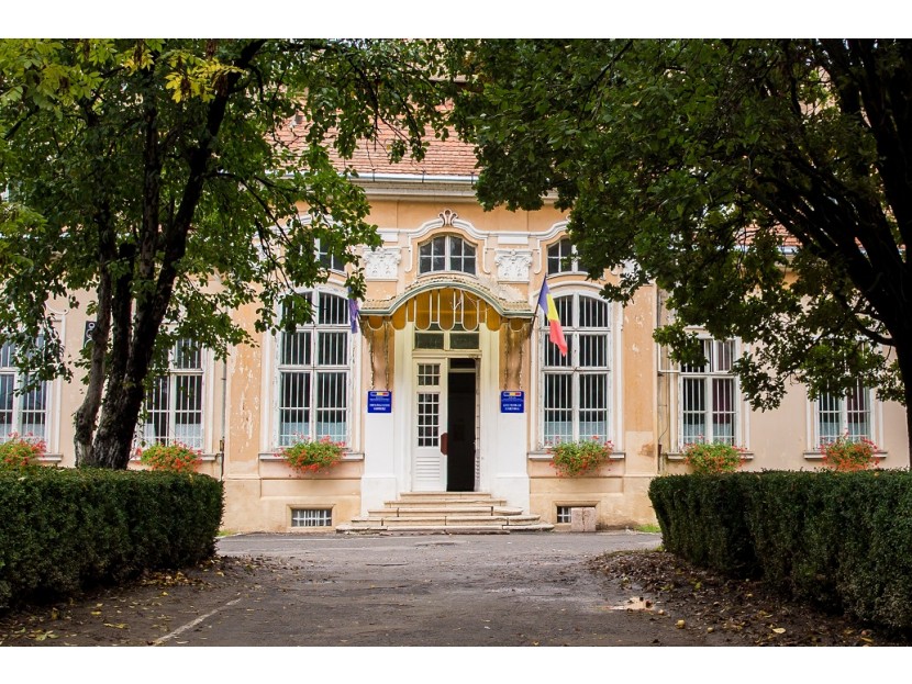 GALERIE FOTO| Pentru ce sumă a fost scos la vânzare Castelul Teleki, unul dintre cele mai importante edificii din Transilvania