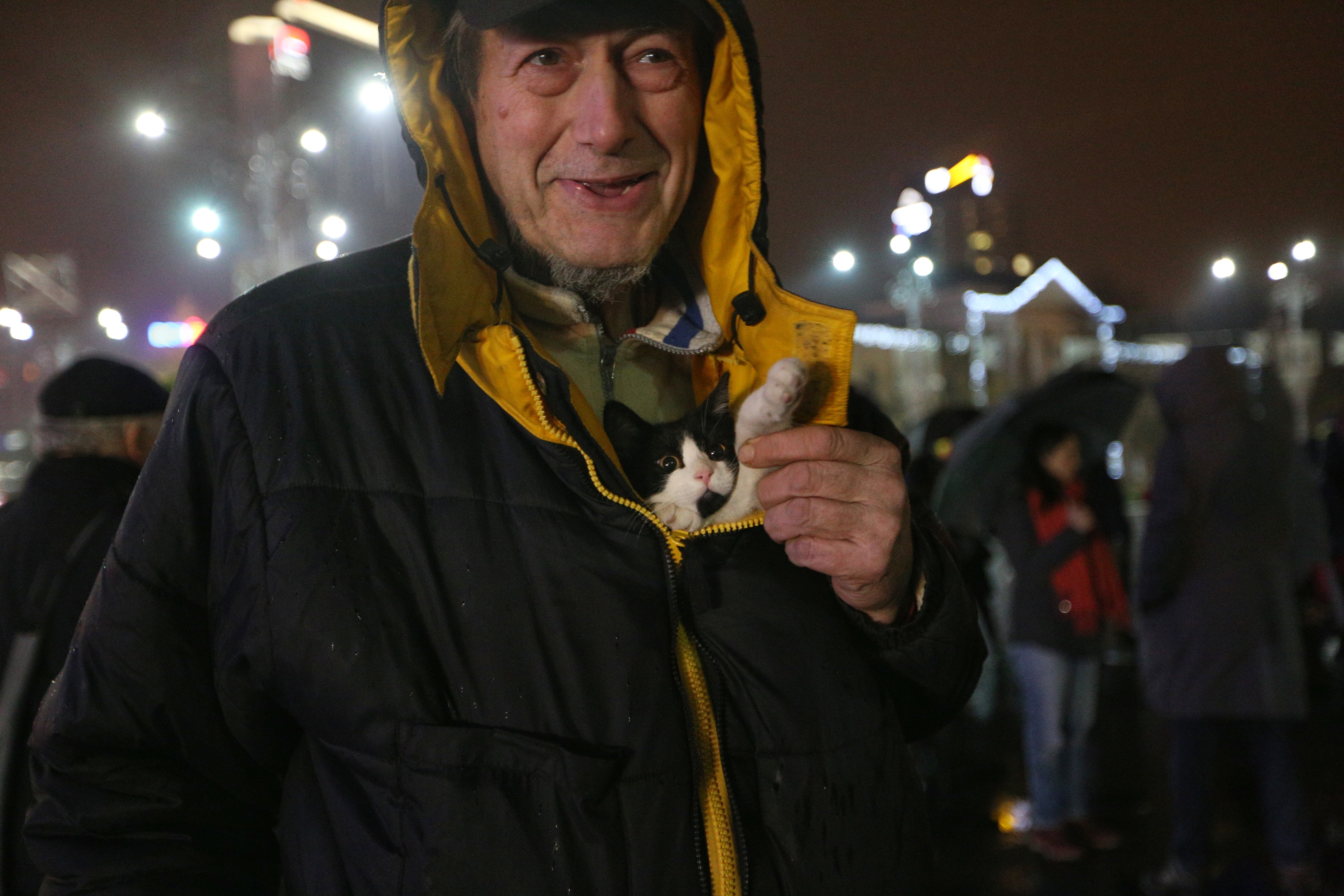 UPDATE. Protest în Piața Victoriei, de 1 Decembrie. Peste 2.000 de oameni s-au adunat la Guvern - VIDEO