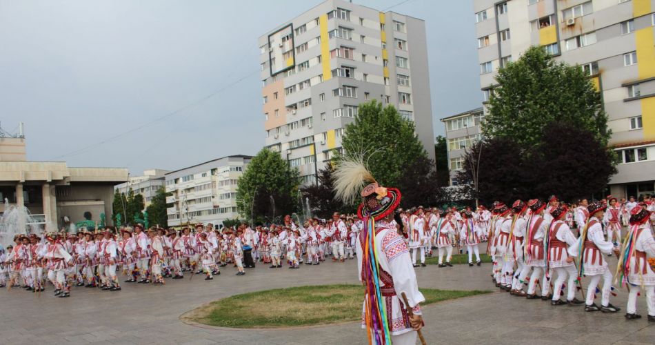 Peste 1.000 de călușari au dansat în Slatina. Oltenii vor să intre în Cartea Recordurilor