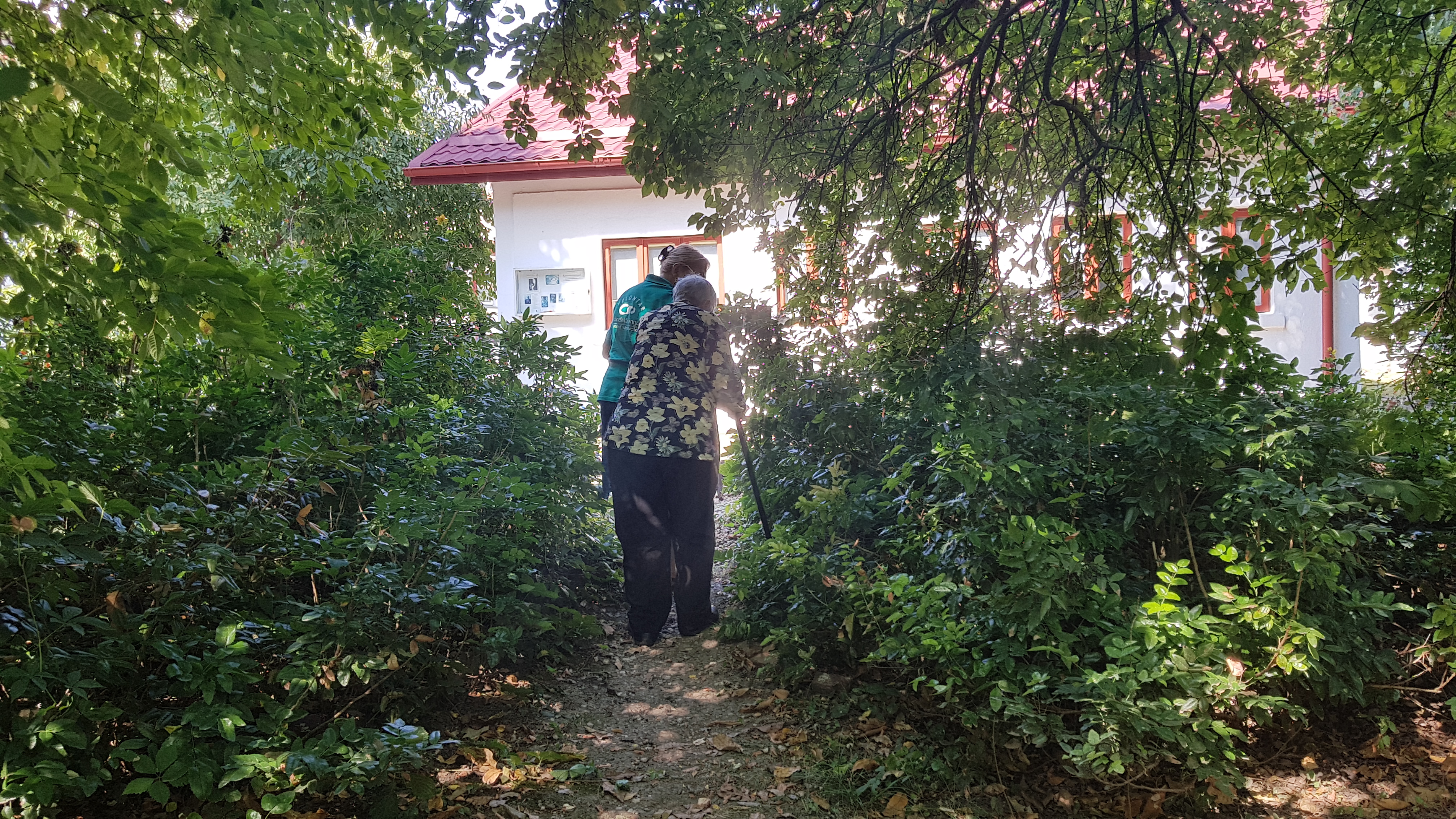 VIDEO / Șezătoarea fularelor, locul în care bunicuțele își împletesc... poveștile de viață