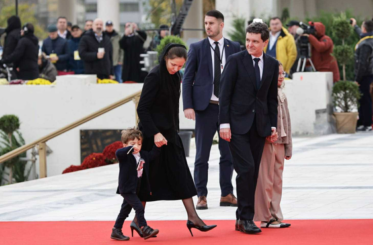 Dana Budeanu a criticat ținuta aleasă de Mirabela Grădinaru, partenera lui Nicușor Dan, la sfințirea Catedralei Mântuirii Neamului: „Alo, protocolu’ Cotroceni?”