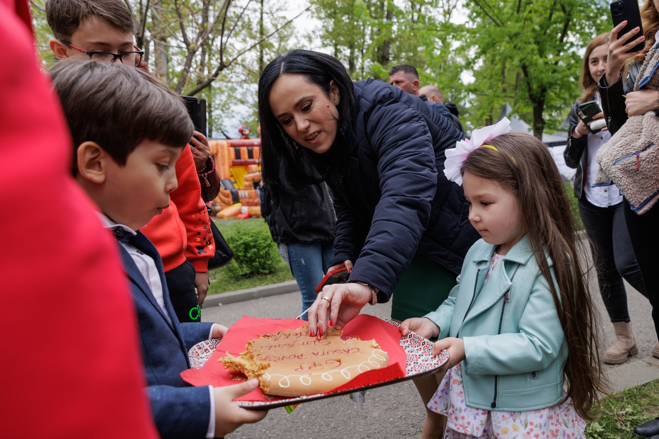 FOTO VIDEO REPORTAJ Cum a fost Parada Florilor ediția 2024: politicienii au împărțit scena cu micii prinți și s-au bucurat de cozonac gratis