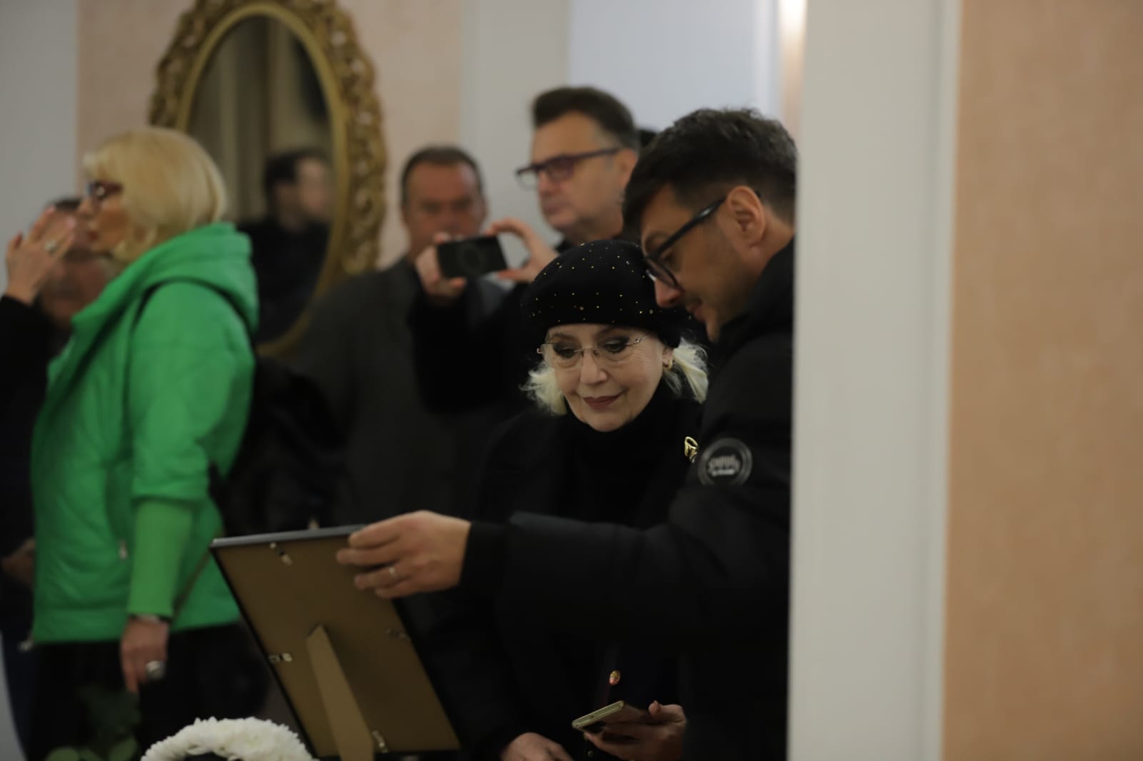 Cum a apărut Nidia Moculescu lângă sicriul cu trupul neînsuflețit al lui Horia Moculescu. Primele imagini