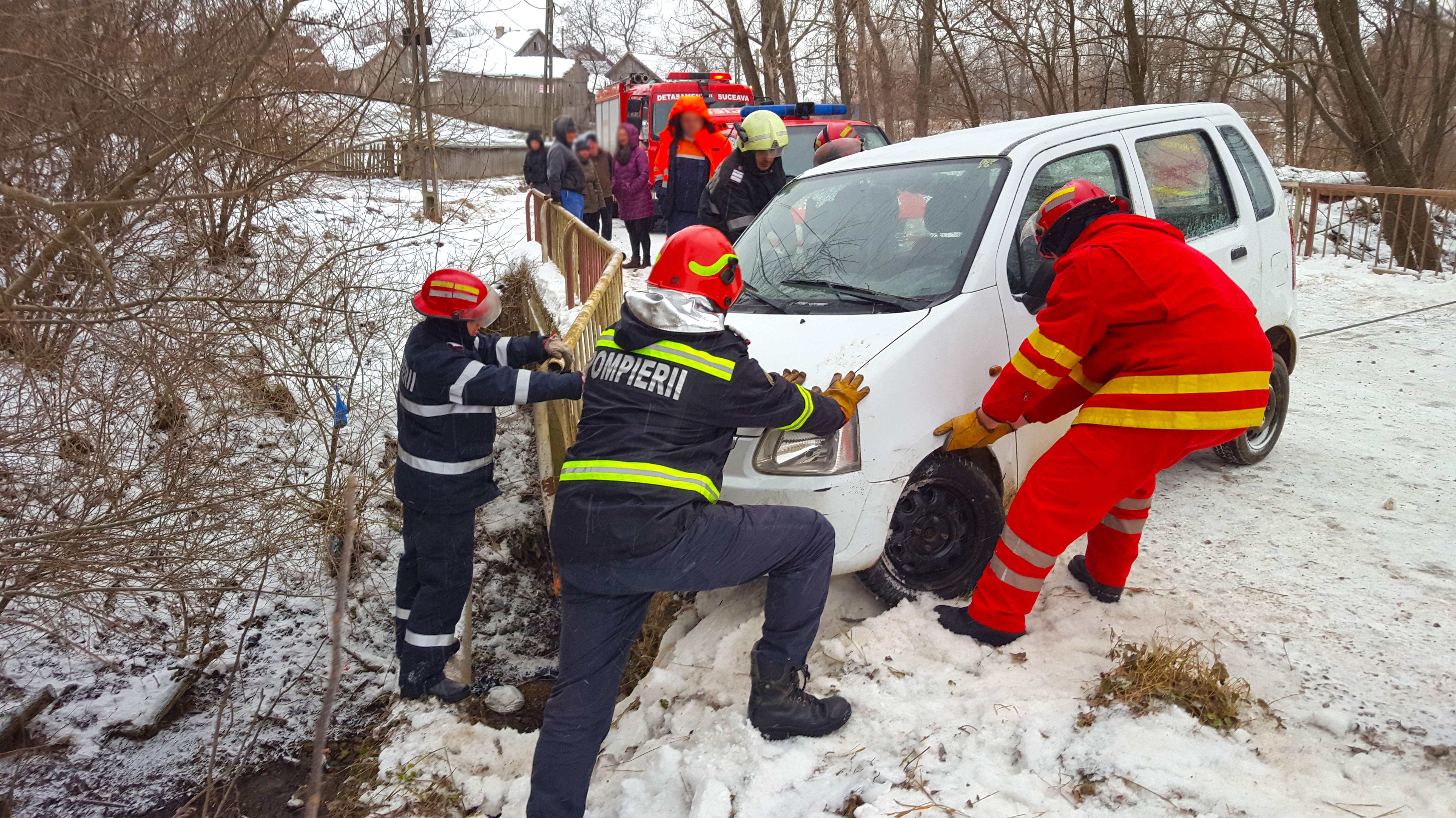 O femeie blocată într-o mașină care rămăsese suspendată pe un pod din județul Suceava a fost salvată de pompierii militari
